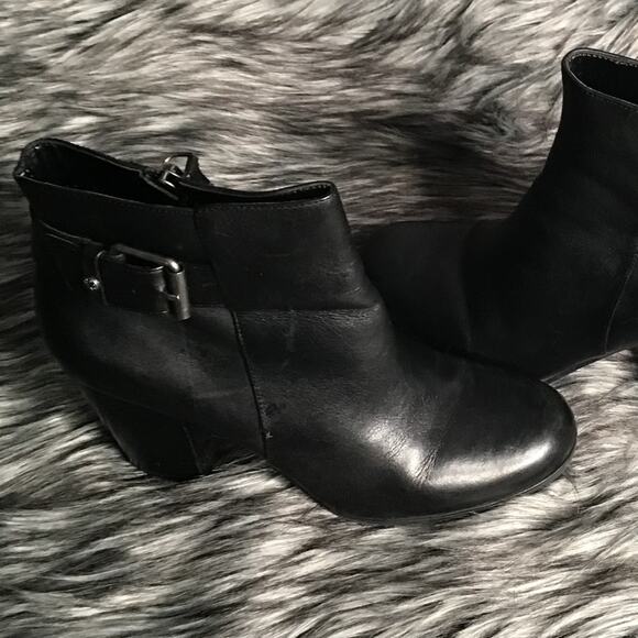 Isaac Mizrahi Black Leather Ankle Boots 7M - Picture 2 of 8